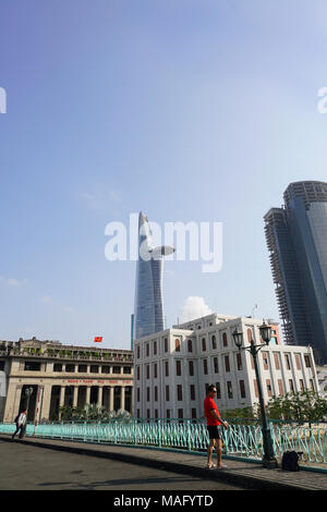 Cau Mong Brücke und die Rach Ben Nghe Kanal, einem Nebenfluss des Saigon River, District 1, Ho Chi Minh City, Vietnam Bitexco Financial Tower in Stockfoto