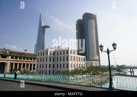 Cau Mong Brücke und die Rach Ben Nghe Kanal, einem Nebenfluss des Saigon River, District 1, Ho Chi Minh City, Vietnam Bitexco Financial Tower in Stockfoto