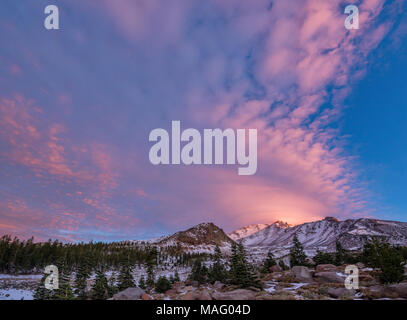 Sunrise, Linsenförmigen Wolke, Mount Shasta, Shasta-Trinity National Forest, Kalifornien Stockfoto