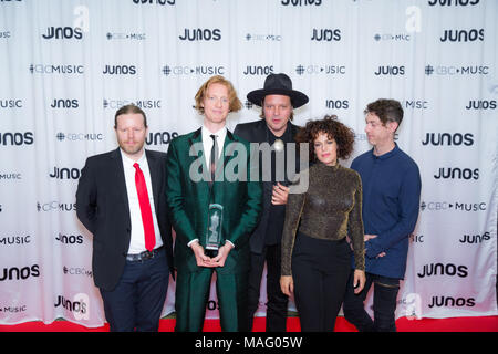 Arcade Fire mit ihren internationalen Achievement Award an die 2018 Juno Awards Gala posieren. Bobby Singh/@fohphoto Stockfoto