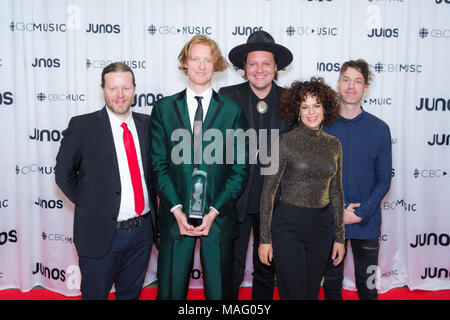 Arcade Fire mit ihren internationalen Achievement Award an die 2018 Juno Awards Gala posieren. Bobby Singh/@fohphoto Stockfoto