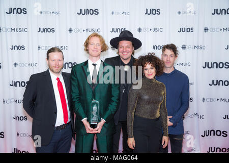 Arcade Fire mit ihren internationalen Achievement Award an die 2018 Juno Awards Gala posieren. Bobby Singh/@fohphoto Stockfoto