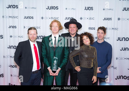 Arcade Fire mit ihren internationalen Achievement Award an die 2018 Juno Awards Gala posieren. Bobby Singh/@fohphoto Stockfoto