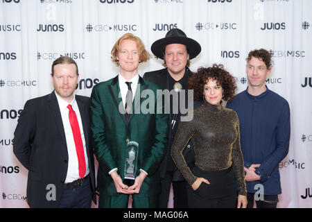 Arcade Fire mit ihren internationalen Achievement Award an die 2018 Juno Awards Gala posieren. Bobby Singh/@fohphoto Stockfoto