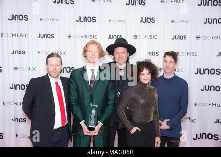 Arcade Fire mit ihren internationalen Achievement Award an die 2018 Juno Awards Gala posieren. Bobby Singh/@fohphoto Stockfoto