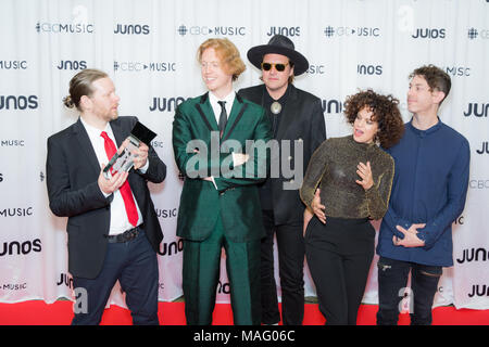 Arcade Fire mit ihren internationalen Achievement Award an die 2018 Juno Awards Gala posieren. Bobby Singh/@fohphoto Stockfoto