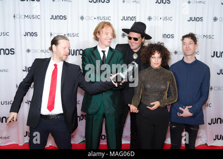 Arcade Fire mit ihren internationalen Achievement Award an die 2018 Juno Awards Gala posieren. Bobby Singh/@fohphoto Stockfoto