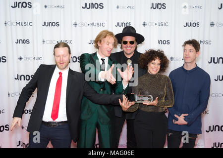 Arcade Fire mit ihren internationalen Achievement Award an die 2018 Juno Awards Gala posieren. Bobby Singh/@fohphoto Stockfoto