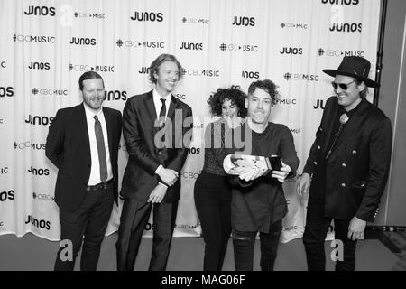 Arcade Fire mit ihren internationalen Achievement Award an die 2018 Juno Awards Gala posieren. Bobby Singh/@fohphoto Stockfoto