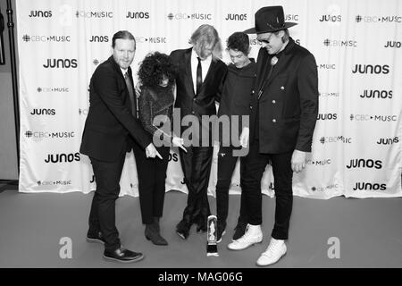 Arcade Fire mit ihren internationalen Achievement Award an die 2018 Juno Awards Gala posieren. Bobby Singh/@fohphoto Stockfoto