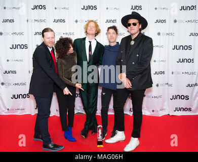 Arcade Fire mit ihren internationalen Achievement Award an die 2018 Juno Awards Gala posieren. Bobby Singh/@fohphoto Stockfoto