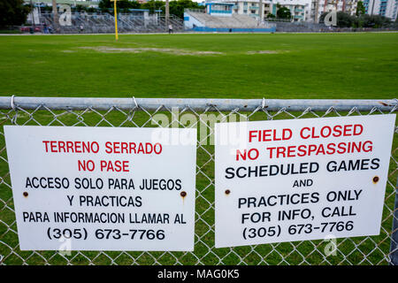 Miami Beach Florida, Flamingo Park, Fußballfeld, Schild, Logo, zweisprachig, Spanisch, Englisch, Sprache, zweisprachig, geschlossenes Feld, kein Zutritt, Warnung, Besucher Stockfoto