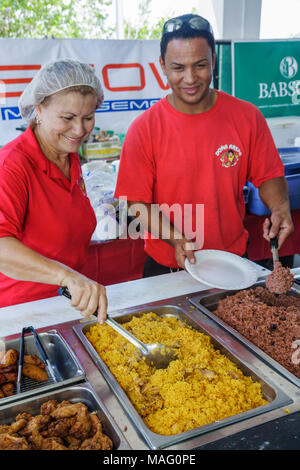 Miami Florida, Coconut Grove, Shake a Leg Miami, No Barriers Festival Food, Verkäufer, Stände Stand Markt Käufer Kauf Verkauf, gelber Reis, Hisp Stockfoto