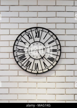 Vintage Uhr in Mauer Stockfoto