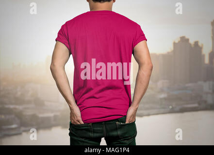 Mann, leer t-shirt auf abstrakte verschwommenes Foto von Stadtbild mit Sun Hintergrund, Fashion Concept Stockfoto