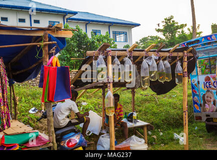 GALLE, SRI LANKA - 18. Februar: traditionelle Straßenmarkt in Sri Lanka. Street Market ist die Komponente der traditionellen srilankischen Kultur. Stockfoto