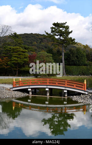 Soribashi, bogenförmige Brücke reflektiert in einem Teich von Phoenix Halle, Hoodo, Amida Hall der Byodo-in, dem Byodoin-schrein buddhistischen Tempel in Uji, Präfektur Kyoto, Japan Stockfoto