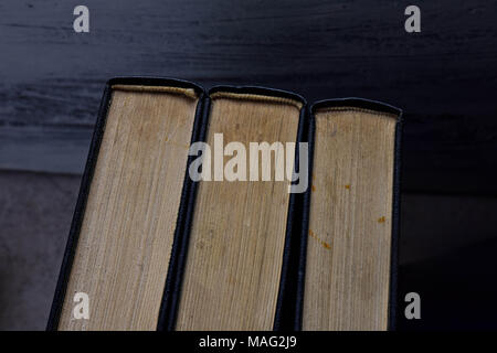 Stapel alte staubige Bücher von Oben/konzeptionellen Bild der Bildung gesehen Stockfoto