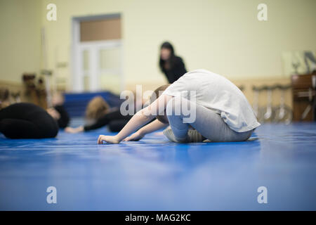 Belarus, Gomel, 5. Februar 2018. Children's Circus Club. Ausbildung der ersten Gruppe auf Gymnastik. Kinder im Turnen Klasse dehnen. Gymnast Stockfoto