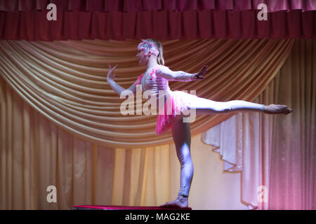 Belarus, Gomel, 30. Januar 2018. Gomel regionalen Bibliothek. Rede des Menschen Zirkus Abel. Schöne Mädchen acrobat Gymnast führt auf der Bühne. Stockfoto