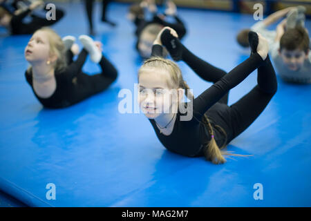 Belarus, Gomel, 5. Februar 2018. Children's Circus Club. Ausbildung der ersten Gruppe auf Gymnastik. Gymnastik Lektion Stockfoto