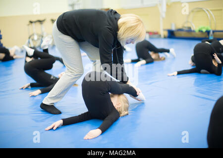 Belarus, Gomel, 5. Februar 2018. Children's Circus Club. Ausbildung der ersten Gruppe auf Gymnastik. Der Kinder Trainer in Gymnastik und choreog Stockfoto