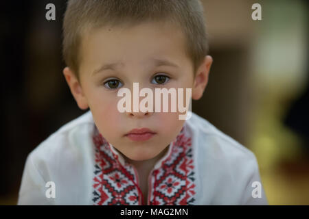 Porträt eines kleinen Belarussischen oder Ukrainischen Jungen in Stickerei Stockfoto