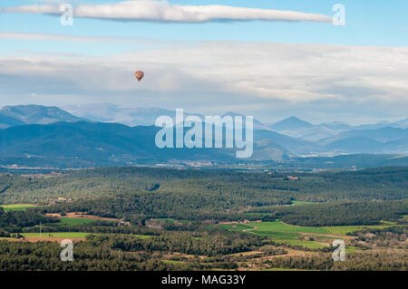 Hot Air Balloon mit den Pyrenäen auf dem Hintergrund, bewölkter Tag, Katalonien, Spanien Stockfoto