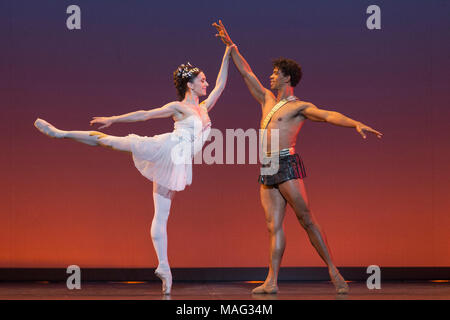 08.12.2015. London, Großbritannien. Bild: Diana & Acteon durch Agrippino Vaganova durchgeführt von Carlos Acosta und Marialina Nunez. Carlos Acosta führt eine klassische Auswahl an der London Coliseum, 8. bis zum 13. Dezember 2015, präsentiert von Carlos' Karriere in der Feier von 20 Highlights - sechs Jahre als Tänzer auf der Bühne in London. Stockfoto