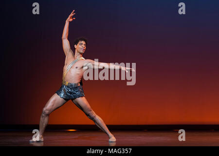 08.12.2015. London, Großbritannien. Bild: Diana & Acteon durch Agrippino Vaganova durchgeführt von Carlos Acosta und Marialina Nunez. Carlos Acosta führt eine klassische Auswahl an der London Coliseum, 8. bis zum 13. Dezember 2015, präsentiert von Carlos' Karriere in der Feier von 20 Highlights - sechs Jahre als Tänzer auf der Bühne in London. Stockfoto