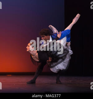 08.12.2015. London, Großbritannien. Im Bild: Majisimo von Jose Garcia durchgeführt von Carlos Acosta mit rubben Nunez, Tierney Heap, yuhui Choe, Anna Rose O'Sullivan, Thiago Soares, Varleri Hristov und Nehemia Kis. Carlos Acosta führt eine klassische Auswahl an der London Coliseum, 8. bis zum 13. Dezember 2015, präsentiert von Carlos' Karriere in der Feier von 20 Highlights - sechs Jahre als Tänzer auf der Bühne in London. Stockfoto