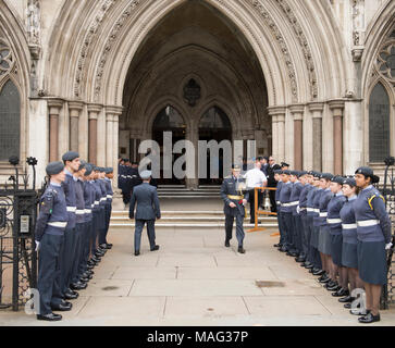 RAF Air Kadetten Linie der Eingang zu den Royal Courts of Justice vor dem Start des RAF 100 baton Relais in London, Großbritannien Stockfoto