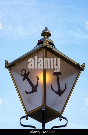 Vintage street light mit Anker Design in Stained glass panels. Stockfoto