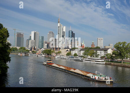 Frachter hinunter den Main, berühmte Frankfurter Skyline, Sportboote am Bootssteg, Deutschland, Frankfurt, Deutschland, Stockfoto