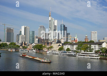 Frachter hinunter den Main, berühmte Frankfurter Skyline, Sportboote am Bootssteg, Deutschland, Frankfurt, Deutschland, Stockfoto