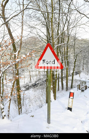 Ford Warnzeichen von River Wharfe durch die Winterlandschaft an Bolton Abbey wharfedale yorkshire dales Großbritannien fließt Stockfoto