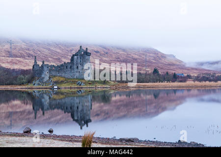 Am frühen Morgen bei Kilchurn Castle und Loch Awe, Argyll und Bute, Schottland, UK im März Stockfoto