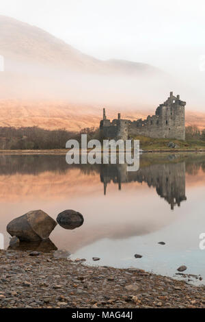 Sonnenaufgang am Kilchurn Castle und Loch Awe, Argyll und Bute, Schottland, UK im März Stockfoto