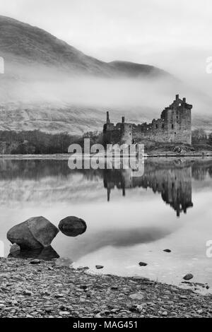 Am frühen Morgen bei Kilchurn Castle und Loch Awe, Argyll und Bute, Schottland, UK im März - einfarbig Schwarz und Weiß Stockfoto