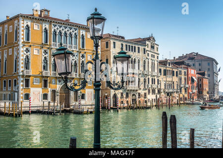 Blick über den Canal Grande an der Accademia in Venedig Stockfoto