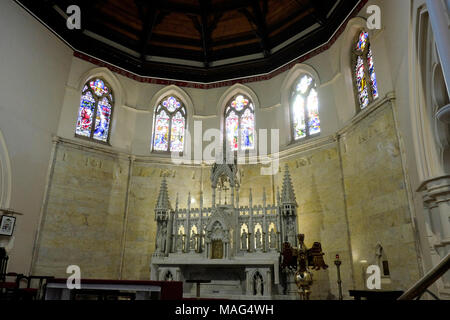 Armidale katholische Maria und Josef Kirche Blick über das Alter einschließlich glasmalereien Stockfoto