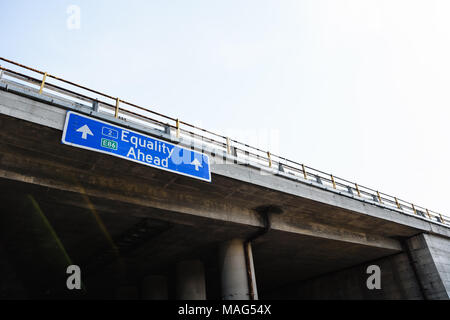 Gleichheit vor blauen Schild gegen den klaren Himmel Stockfoto