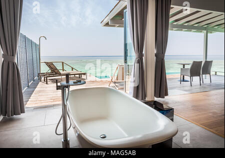 Innenraum der luxuriöse Villa auf dem Wasser Bad mit herrlichem Blick auf den Malediven Stockfoto