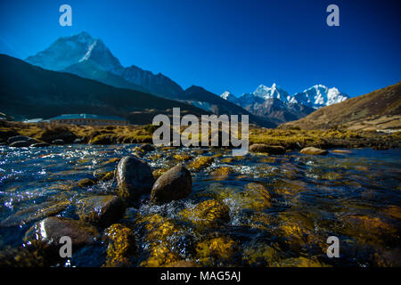 Ein ruhiges Wasser fließt nach unten das Tal in Richtung Ama Dablam im Himalaja, Pheriche, Nepal Stockfoto