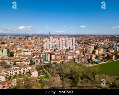 Luftaufnahme der Stadt Cremona, Lombardei, Italien. Dom und torrazzo von Cremona, der höchste Kirchturm in Italien 112 Meter hohen Stockfoto