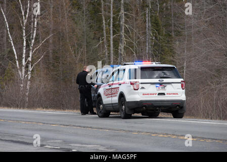 Ein Hamilton County, New York Sheriff Patrol ein Unterbrechen des Verkehrs auf der Autobahn. Stockfoto