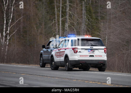 Ein Hamilton County, New York Sheriff Patrol ein Unterbrechen des Verkehrs auf der Autobahn. Stockfoto