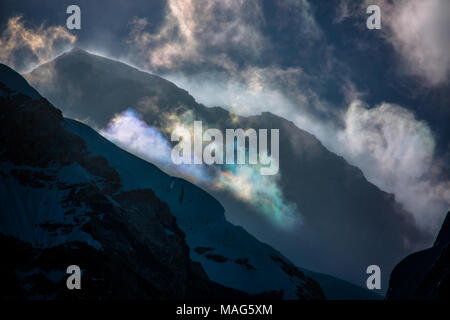 Der Gipfel des Mt. Everest eingehüllt in bedrohlichen Wolken während am frühen Morgen. Nepal Stockfoto