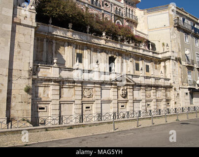 Seitenansicht der Könige Brunnen Monument (Chafariz Del Rei) im Bezirk Alfama, die bekanntesten und ältesten typischen Viertel von Lissabon. In t gebaut Stockfoto