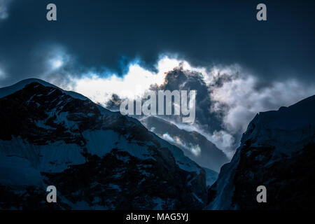 Der Gipfel des Mt. Everest eingehüllt in bedrohlichen Wolken während am frühen Morgen. Nepal Stockfoto